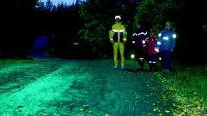 Reflexer skyddar i trafiken. Åsa Viklund på vägverket önskar att fler kläder skulle ha reflexer fastsydda. Foto: Trafikskyddet