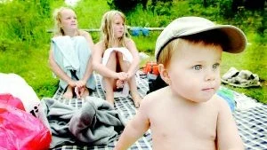 Tog sig ett dopp. Lina Mattson från Trollhättan och Felicia Andersson från Överum hade just kommit till badplatsen och än så länge bara tagit ett dopp. Felicias lillebror Anton Ekberg drack Mer och hade inte vågat sig i än.
