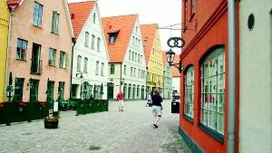 Turistattraktion. Jakriborg har rönt ett enormt intresse, varje dag kommer turister hit för att flanera i gränderna.