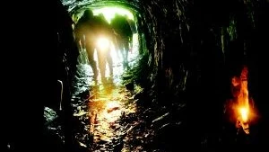 Mörkt och kallt. Redan utanför gången som leder in i gruvan strömmar kylan från berget ut. Värmeljus längs gången leder vägen fram mot schaktet.