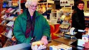 Nöjd kund. Elna Fridell handlar ofta i butiken, till sig själv och till andra äldre hon hjälper. Det är viktigt för de gamla att den får vara kvar, säger hon. Foto: Anders Jacobsson