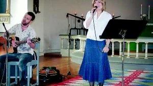 Det är några somrar sedan Maria Andersson kom hem till Tjust och bjöd på sin röst. På lördagen var det dock dags igen, den här gången i Ukna kyrka tillsammans med gitarristen Jesper Abelin.