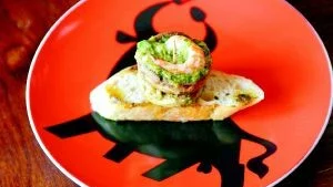 Tapas. Ett minne från Riojas tapasbarer: vitlöksspäckade champinjoner med räka på toppen. Foto: Monika Gottfridsson