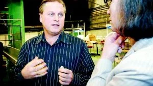 Företagande diskuterades. Bertil Andersson från Smålandsplast pratar med Eva Bengtson Skogsberg som själv är egenföretagare. Foto: Matilda Ahl