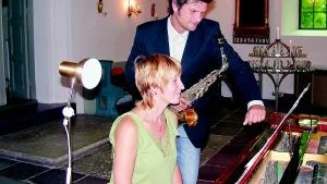 Gillar utmaningar. Saxofonisten Carl-Henrik Fernandi och pianisten Olga Lobas tänder på musikaliska utmaningar. Söndagskvällsmusiken i Hallingebergs kyrka bjöd på sådana.