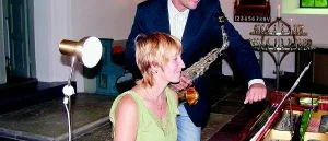 Balanskonstnär med saxofon i händerna