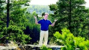 Magnifik utsikt. Här, med vy över Gamlebyviken, hoppas Lars Nilsson och hans syskon att så småningom kunna sälja tomter. I en ansökan till Västerviks kommun begär de att få upprätta en detaljplan över området på Lugnetberget i Piperskärr.