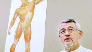 Tar nya tag. I 20 år var han sjukgymnast för svenska friidrottslandslaget samtidigt som han drev en egen klinik i Stockholm. Som pensionär flyttade Dan Wallin till Västervik "där det finns livskvalitet". Nu kittlar det dock i yrkesådran så nu börjar han på nytt igen och säger att han alltid kan vara en resursperson. Foto: Anders Liljegren