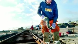 Rallare. Det nya industrispåret i Lucernahamnen skall om ett par veckor vara klart. En som ser till att det blir så är Jimmy Jönsson. Foto: ANDERS LILJEGREN