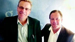 Kollektiv ger billigare el. Om många företagskunder går samman kan de köpa billigare el. Det tipset ger affärsområdeschef Mikael Hansevi, till höger, och elsäljare Bo Fagerström på elhandelsbolaget Östkraft. På tisdagen informerade de många företag i Västervik om bolagets nya "produkt".Foto: ANDERS STEINER