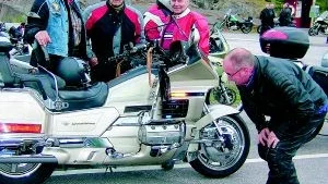 Finesser. Lennart Dahl, Gullringen,  har publik till sin Honda Goldwing 98 års modell.  Intresserade är Vimmerbyborna Egon Esping och Sigge Svanström samt Bertil Magnusson, Totebo, till höger.
