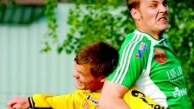 Hultsfred nådde högst. Hultsfreds Jonas Johansson vann nickduellen mot VFF:s Björn Karlsson och Hultsfred vann även matchen med 2-0.Foto: Anders Liljegren