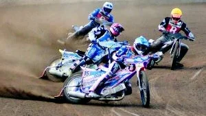 Seger. Västervik Speedway slog Rospiggarna i går kväll. Här en bild från tredje heatet där Niels-Kristian Iversen leder för Bjarne Pedersen. Rospiggarnas förare är Chris Slabon, vit, och Travis McGowern (gul).