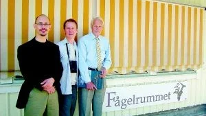 Fågelentusiaster. Några av eldsjälarna vid tillkomsten av fågelrummet Loftahammar. Rainer Winkler ordförande i Tjust fågelklubb, Vesa Jussila konstnär och ornitolog och Leif Nilsson projektledare.