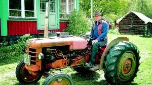 Livet på landet. Ibland startar Krister Österberg sin gamla Volvotraktor. Han påstår att den är laglig att använda så länge han inte låter någon annan köra.