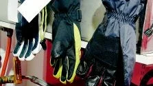 Vattenabsorbering. Samtidigt som vattentätheten undersöktes också hur mycket vatten handskarna sög upp. Redan efter 30 minuter hade tre handskar, Hestra Norberg, Salomon och North Bend, sugit upp mer vatten än handsken vägde.