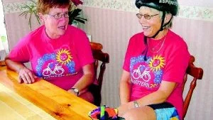 Planläggning. Vid köksbordet kommer Gunnel Winqvist och Birgitta Nilsson överens om vilken träningsrunda de ska ta.