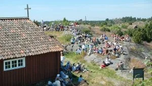 Välbesökt dop. Det var mycket folk på berget framför Väderskärs kapell då det hölls gudstjänst och barndop på söndagen.