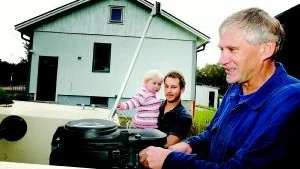 Nya grannar. I februari fick Erik Rollborn (till höger) nya grannar. Då flyttade Mattias Pettersson med familj in i huset bredvid i Jenny. Både gammal och ny granne tycker att stämningen är bra i kvarteret och de känner inte igen de osynliga regler som undersökningen beskriver.  Foto: Anders Liljegren