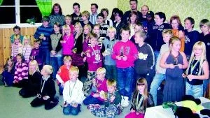 Många belönade. Ledare och barn i alla åldrar belönades under fredagens ungdomsavslutning i Blackstads bygdegård.