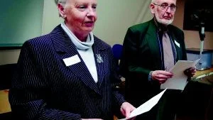 Eldsjälar. Nu har en ny afasiförening i Västervik mera formellt bildats och som väntat valdes Carin Skoog till ordförande och Torsten Dalin till sekreterare. Foto: ANDERS LILJEGREN