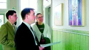 Utflyktsmål. Andreas Landgren, Silverdalen, Jenny och Åke Larsson, Upplands Väsby på besök i Fårhult och passade på att ta en titt på utställningen.