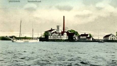 Gamla varmbadhuset och tullkammaren till höger.
