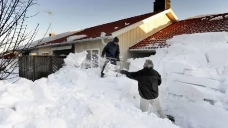 Fem minuter innan all snö lossnade hade Jan Vikgren stått på trappan och skruvat ner belysningen. Det kunde ha slutat illa. På måndagen fick han hjälp av en granne att skotta fram ytterdörren. Foto: Anders Steiner