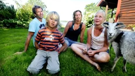 Tompan verkar trivas i familjen Skaro, han har ätit upp sig ordentligt och till hösten blir det inskolning i fårflocken. Från vänster Kåre, Sander, Karin och Wilma Skaro.