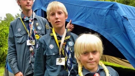 Scoutbröderna  i Hummelstad, Isak, längs fram,  Alexander och Anton Thellman.
Foto: Anders Jacobsson