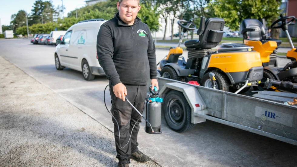 Jonathan har flera fasta kunder för sina trädgårdstjänster, och dagen för intervjun med GT är han hon Riksantikvarieämbetet i Visby och bekämpar ogräs. 