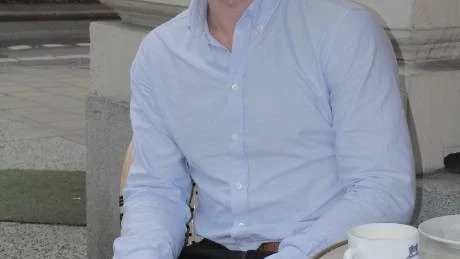 Här på Östermalm arbetar Stefan Erixon som polis, men det är i Hammarby han spelar bandy. Den här säsongen tror han på SM-guld för sitt lag. Foto: Christer Sandberg