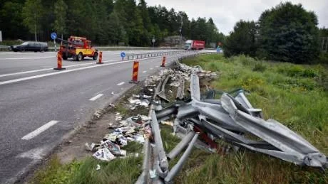 Vägräcket trasades sönder längs en lång sträcka när långtradaren plötsligt började wobbla. Arkivfoto: Anders Steiner