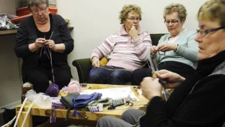 Inger Brolin, i mitten av bilden, är den som lär ut tvåändstickning till Ulla Rehnqvist, Ann-Marie Blomkvist och Mona Ålstam.