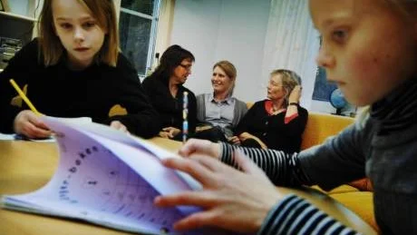 Ann Nilsson, Ewa Myhrén och Eva Nordström är positiva till proven. I förgrunden räknar Lizette och Emilia matematik.Foto: Ellen Kindstrand