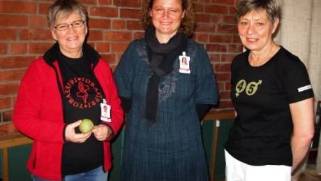 Lena Liljeblad, folktandvården, till vänster, Anna Öberg, Beroende enheten Varvet, och hälsokordinator Birgitta Wallin stod till förfogande för information i hälsofrågor.