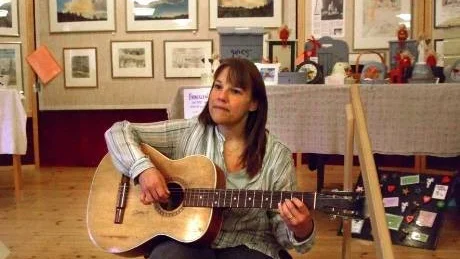 Annika Hed sjöng romantiska visor till eget gitarrackompanjemang.Foto: lena Pettersson