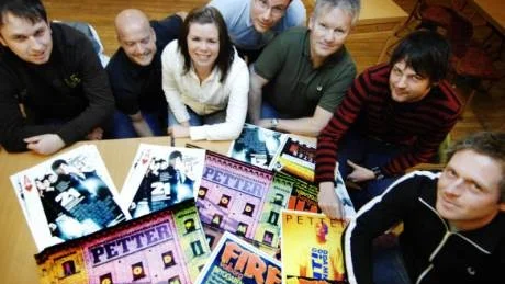 Valborgsmässofirandet på Bryggaren är ett samarrangeman mellan flera fritidsgårdar i kommunen. På bilden, från vänster, fritidsledarna Johan Söderlind, Markus Harrysson, Ellinor Jakobsson, Rikard Stavin, Göran Johansson, Peter Lönnblom och Jörgen Söderlund. Foto: Ellen Kindstrand