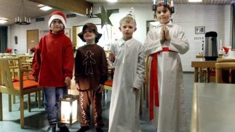 Här står Marieborgskyrkans mycket unga lucia på lördagskvällens konsert, Estrid Gillsjö. Längst till vänster tomtenissen Staffan, även han med efternamnet Gillsjö. Till höger om honom pepparkaksgubben Edvin Danielsson och till höger om honom storebror Simon, kvällens stjärngosse.  Foto: lisa Olaison