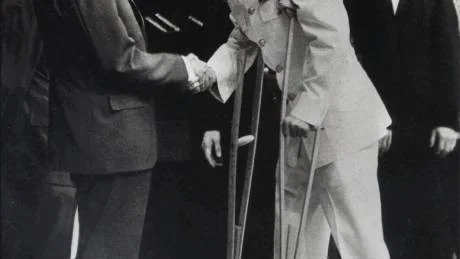 John McCain vid återkomsten till USA efter fem år i vietnamesisk fångenskap.                                             Foto: Scanpix