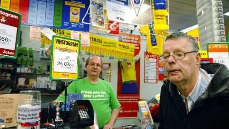 Leif Blomqvist på Spelhörnan drog i gång insamlingen som ska täcka de böter 76-åriga Kerstin Gunnarsson dömdes till i förra veckan. Bengt Nylund har lämnat sitt bidrag och agerat ombud åt en granne. Foto: Lotta Willsäter/Östgöta Correspondenten