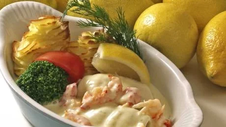 Allt i ett. Att servera kokt fisk med skaldjur och citronsås i portionsskålar med gratinerad potatismos gör maten extra festlig. Foto: Dan Strandqvist