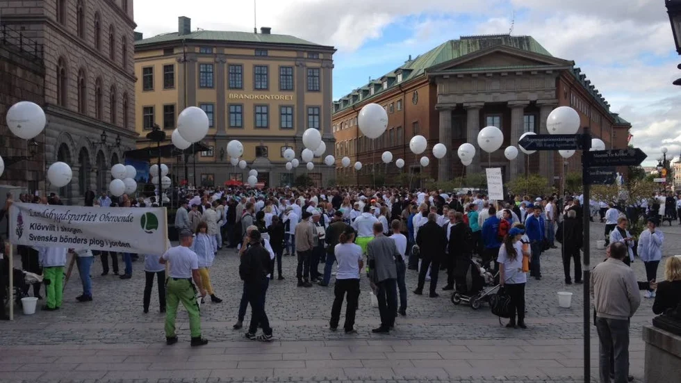 Manifestation. Flera hundra bönder samlades på Mynttorget i Stockholm för att visa sitt missnöje med de villkor som mjölkbönder i Sverige har i dag.