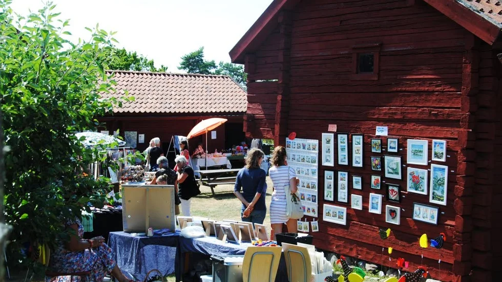 Hantverksmarknaden innehåll allt från tavlor till vättar.