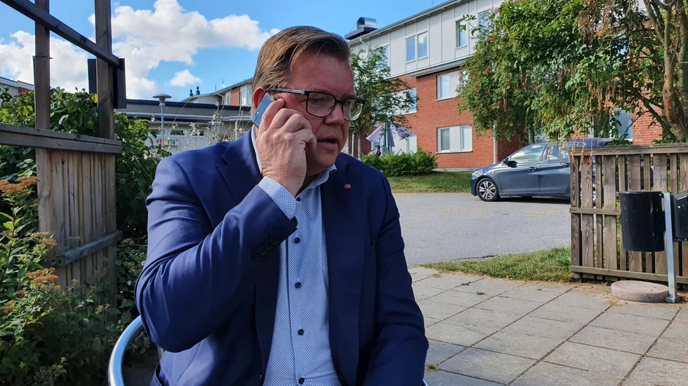 Enligt Magnus Johansson (S) skulle de fem extra miljoner som partiet ville tillföra äldreomsorgen använts till att ordna nya platser för särskilda boenden vid Trosagården.  