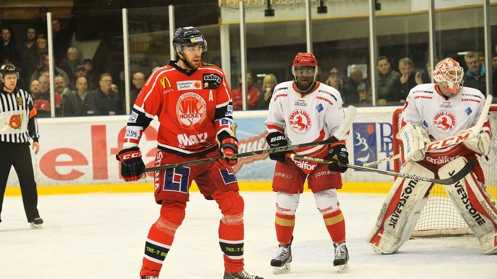 Bra. VIK:s Dan Pettersson tar plats framför Troja/Ljungbys Eric Persson och Johan Nielsen.