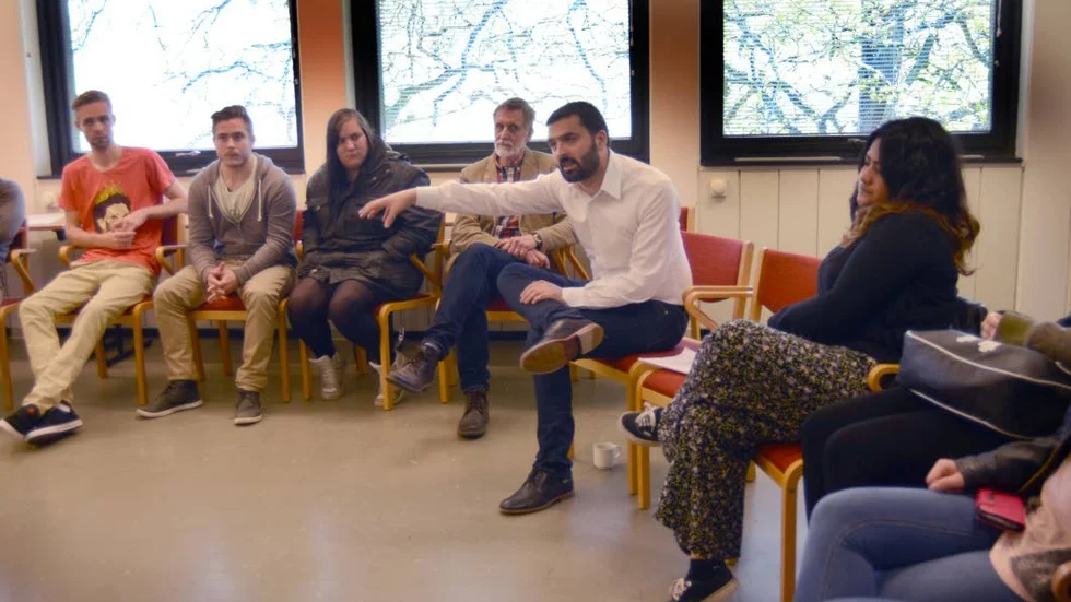 På turné. Ali Esbati (V) mötte bland andra elever på Gamleby folkhögskola.
