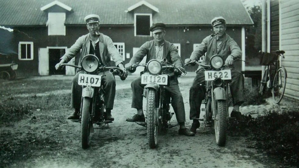 Tre motorcyklister vid Sankta Gertruds sjukhus på 30-talet. Herrarna heter John Andersson, John Adolfsson och Sven Johansson.