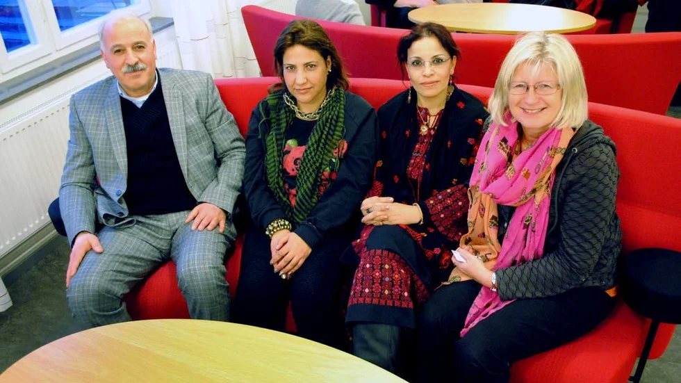 Inbjudna talare vid mötet var Amil Sarsour och Mariam Shahin. Till höger om dem Nisreen Henriksson och Lena Segerberg från S-kvinnor i Västervik.