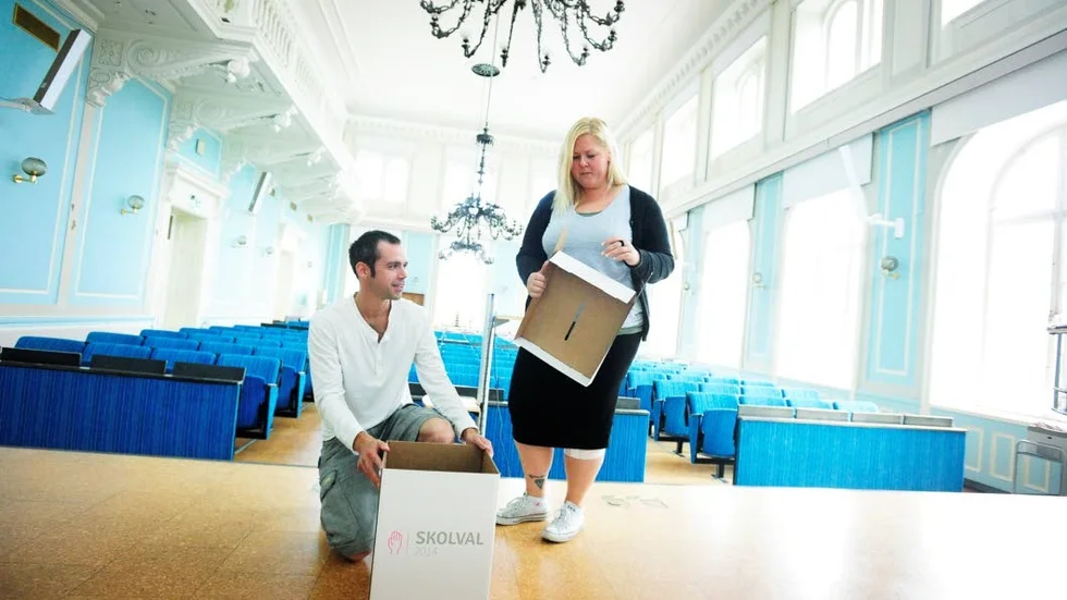 Engagerade. SO-lärarna Thomas Enwall och Emelie Lissner-Nilsson moterar upp valurnan inför fredagens skolval.